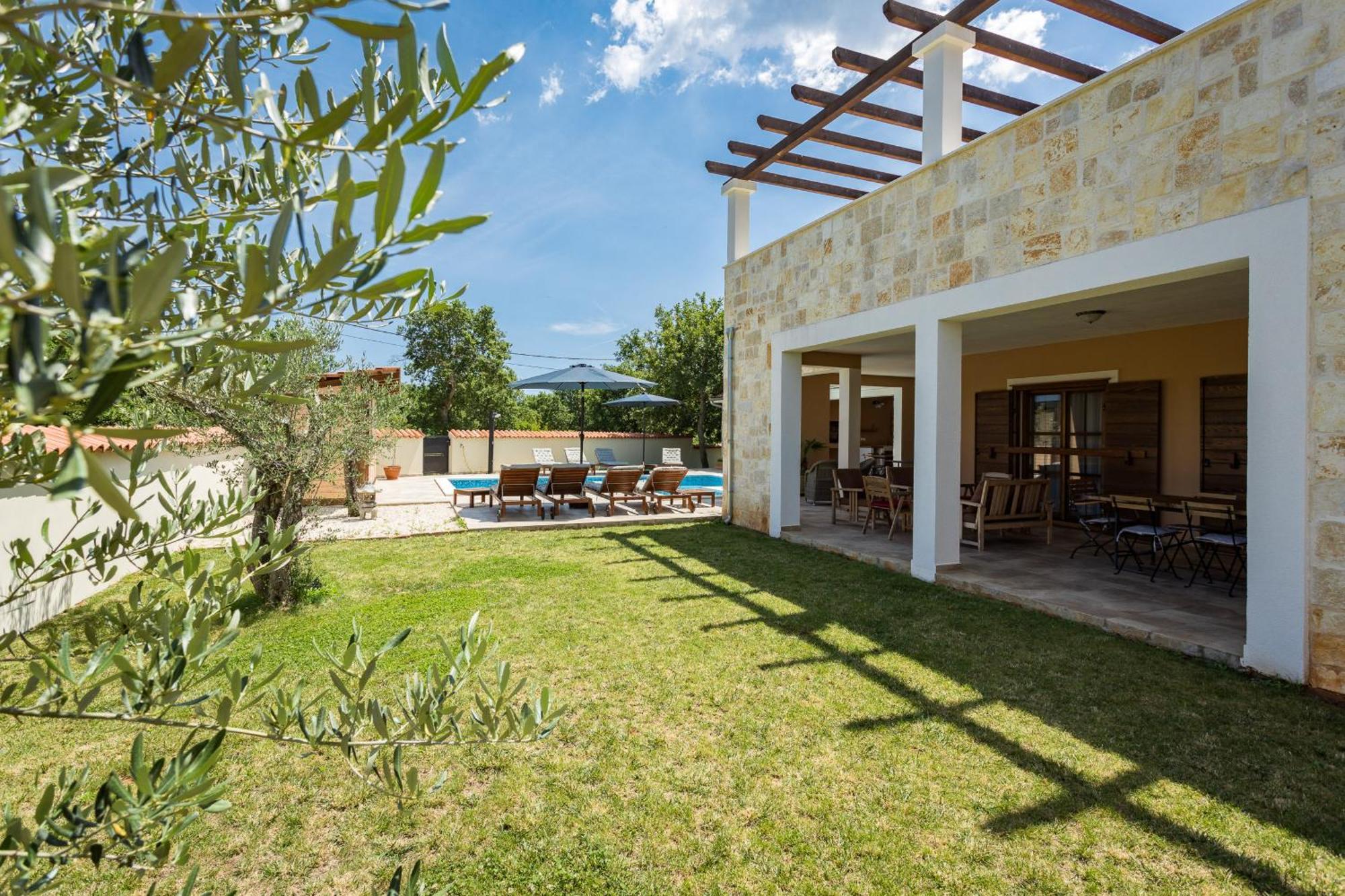 Villa Cirka In Central Istria For 14 Persons With Pool Heating & Pool Table Svetvinčenat المظهر الخارجي الصورة