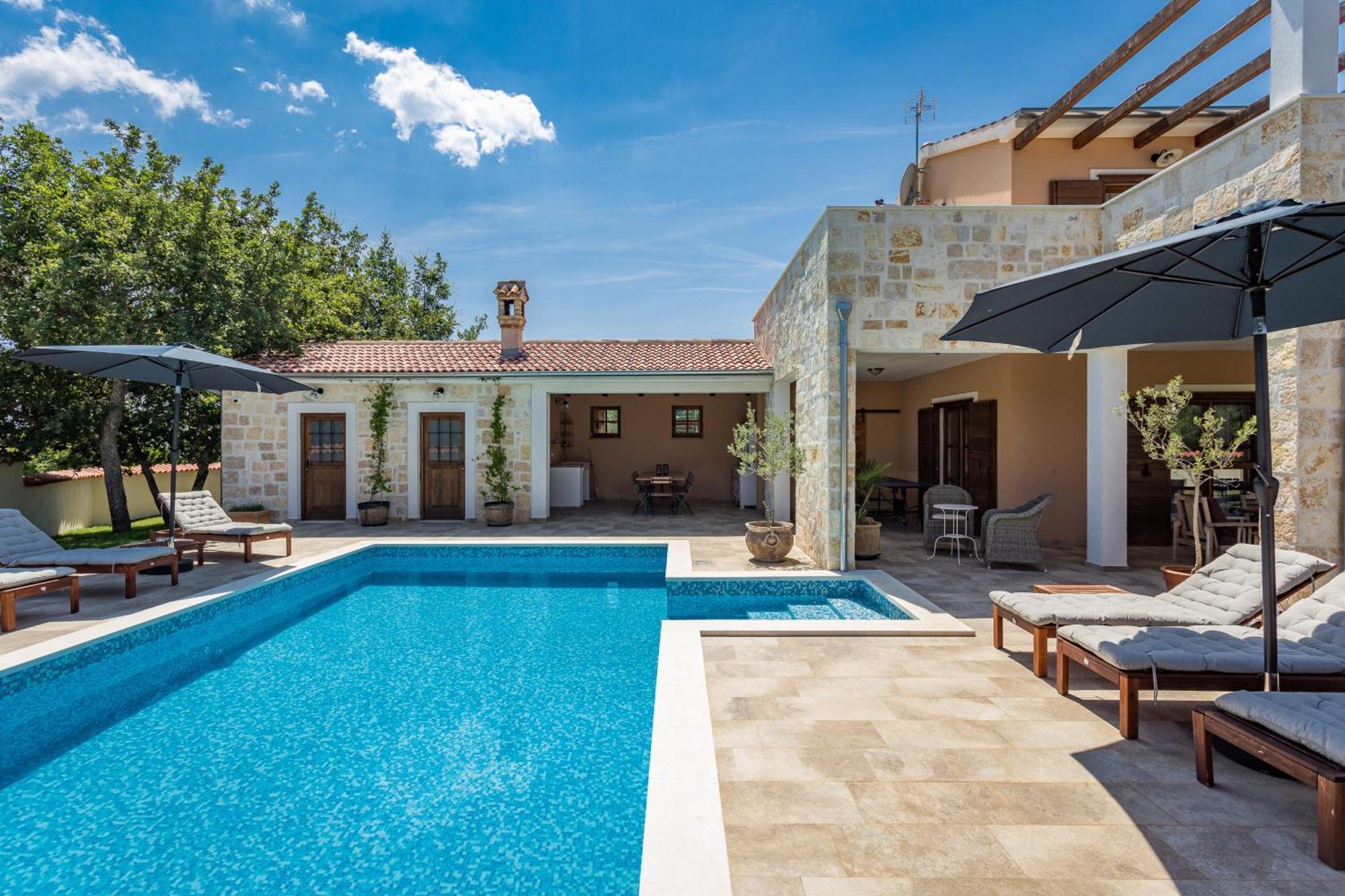 Villa Cirka In Central Istria For 14 Persons With Pool Heating & Pool Table Svetvinčenat المظهر الخارجي الصورة