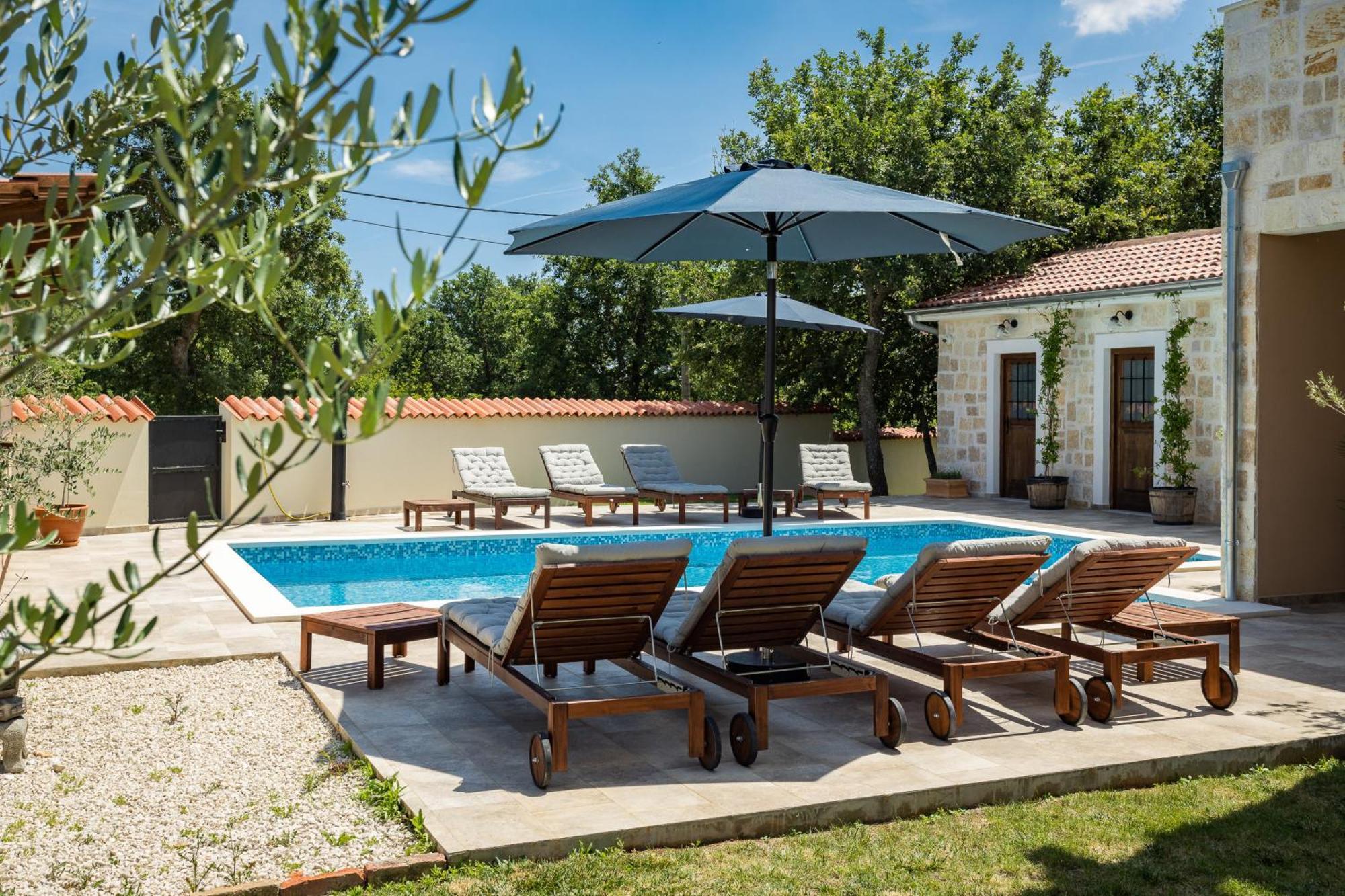 Villa Cirka In Central Istria For 14 Persons With Pool Heating & Pool Table Svetvinčenat المظهر الخارجي الصورة